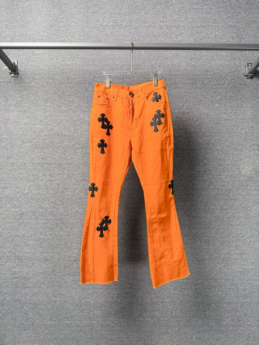 P250 💰 (Top version) ChromeHeart & Chrome Heart Same style as Yang and Su Extinct Virgil co-branded flare jeans Original hardware accessories washed and other elevators, QR code analysis are all purchased from the original factory, high degree of restoration, you are welcome to compare the products~ Three-dimensional version Loose and comfortable, not picky about the body shape Make you taller and slimmer Factory Seiko Original factory quality control Same style for men and women Can be matched with couples Versatile recommendation Necessary jeans for all seasons Hipsters have been disappointed From the quality selection of fabrics, the tailoring of details, and the matching of patterns, everything is impeccable! The upper body is so handsome when worn...it can be easily worn by men, women and children! The craftsmanship is made of heavy-duty washed pure cotton denim fabric. After washing, it is soft and thick and looks very stylish when worn. Size: 28-30-32-34 (corresponding to S-M-L-XL) Color: Orange